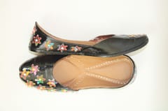 BLACK SWAN ~ Beautiful Handpainted Juttis