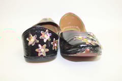 BLACK SWAN ~ Beautiful Handpainted Juttis