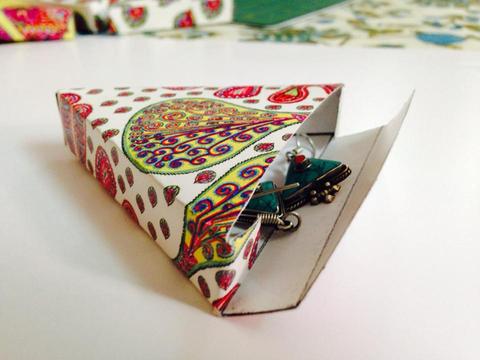 Peacock Plumes Triangle Gift Box