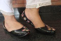 BLACK SWAN ~ Beautiful Handpainted Juttis