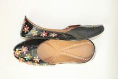 BLACK SWAN ~ Beautiful Handpainted Juttis