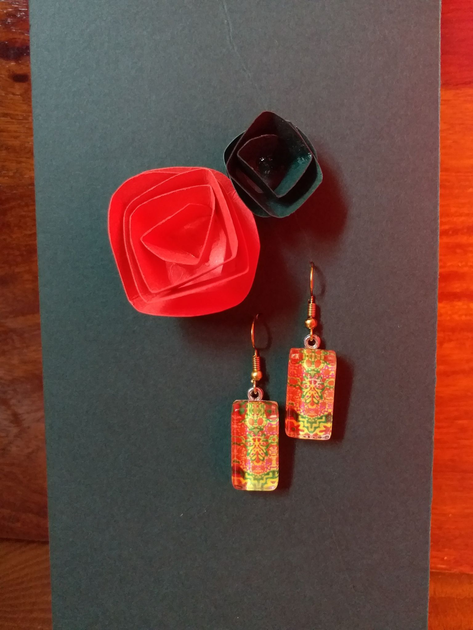 BRIGHT FLORAL GLASS EARRING