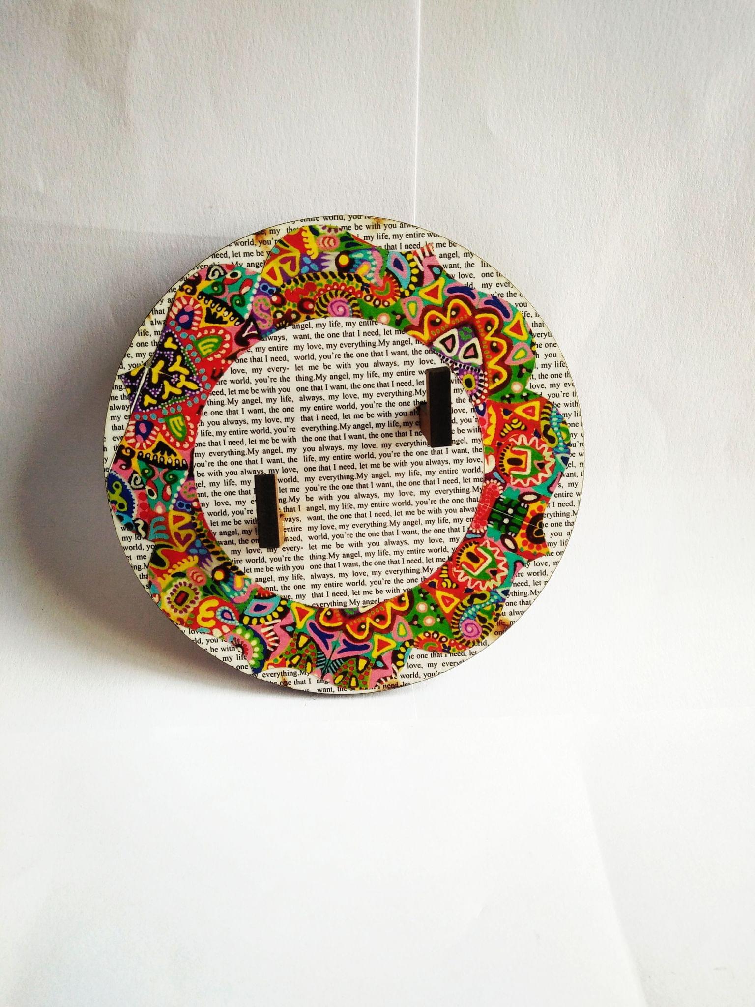 KEY HOLDER - CIRCLE TEXT BASE WITH COLORISMA ARTWORK FRAME