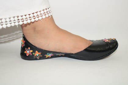 BLACK SWAN ~ Beautiful Handpainted Juttis
